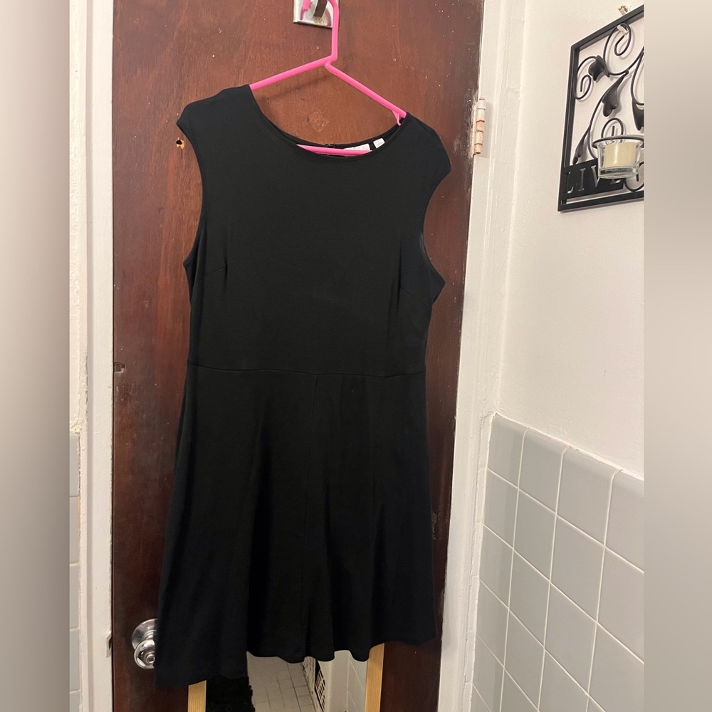 LAST CALL!! Elegant Black Sleeveless Dress from New York and Company. Size Large
